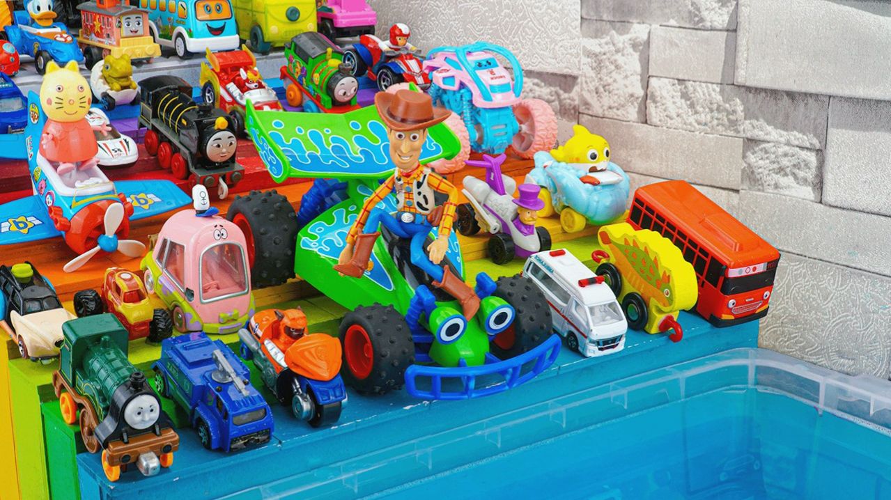 Мультики для детей про машинки. Быстрые спуски машинок по горке в бассеин. Мультики малышам