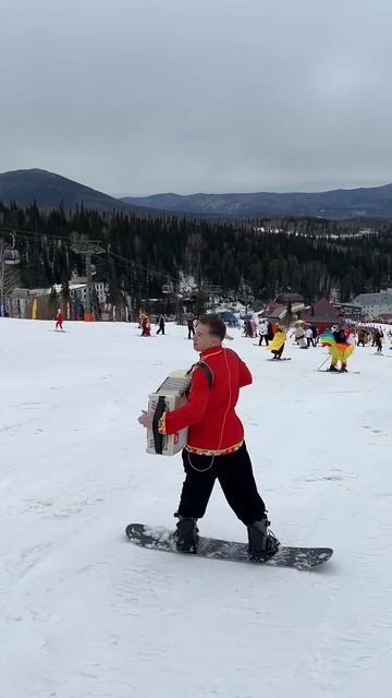 Баянист-сноубордист исполняет Смуглянку на спуске #грелкафест #баянистаюша #баянист #шерегеш