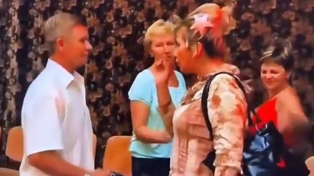 Женщина Марина Федункив в блузке, с черной сумкой, с заколкой в виде звезды танцует