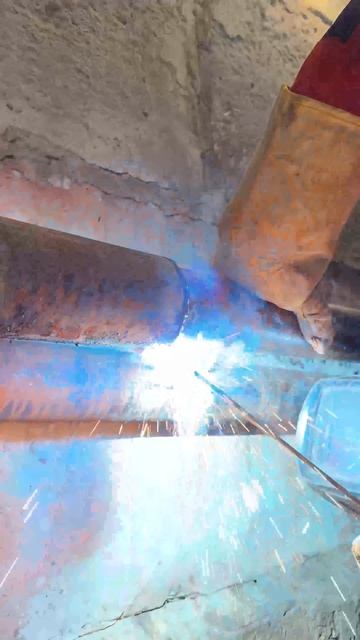 Устранить дефект трубы из которой течет вода  с помощью сварки   непростая задача!