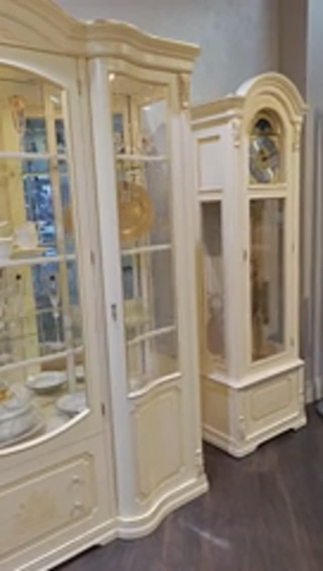 Витрина треxдверная и напольные часы Флориана беж