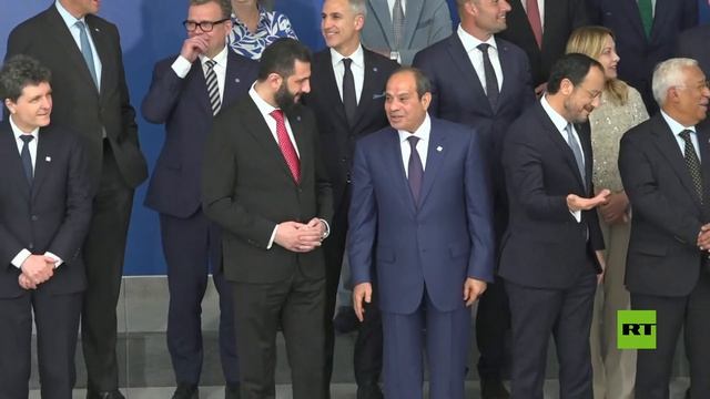 صورة تذكارية للزعماء العرب المشاركين في قمة المجلس الأوروبي