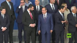 صورة تذكارية للزعماء العرب المشاركين في قمة المجلس الأوروبي