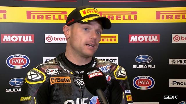 Сэм Лоус с гордостью разбирает свой отличный результат во второй гонке 😊 | 2026 #DutchWorldSBK 🇳🇱