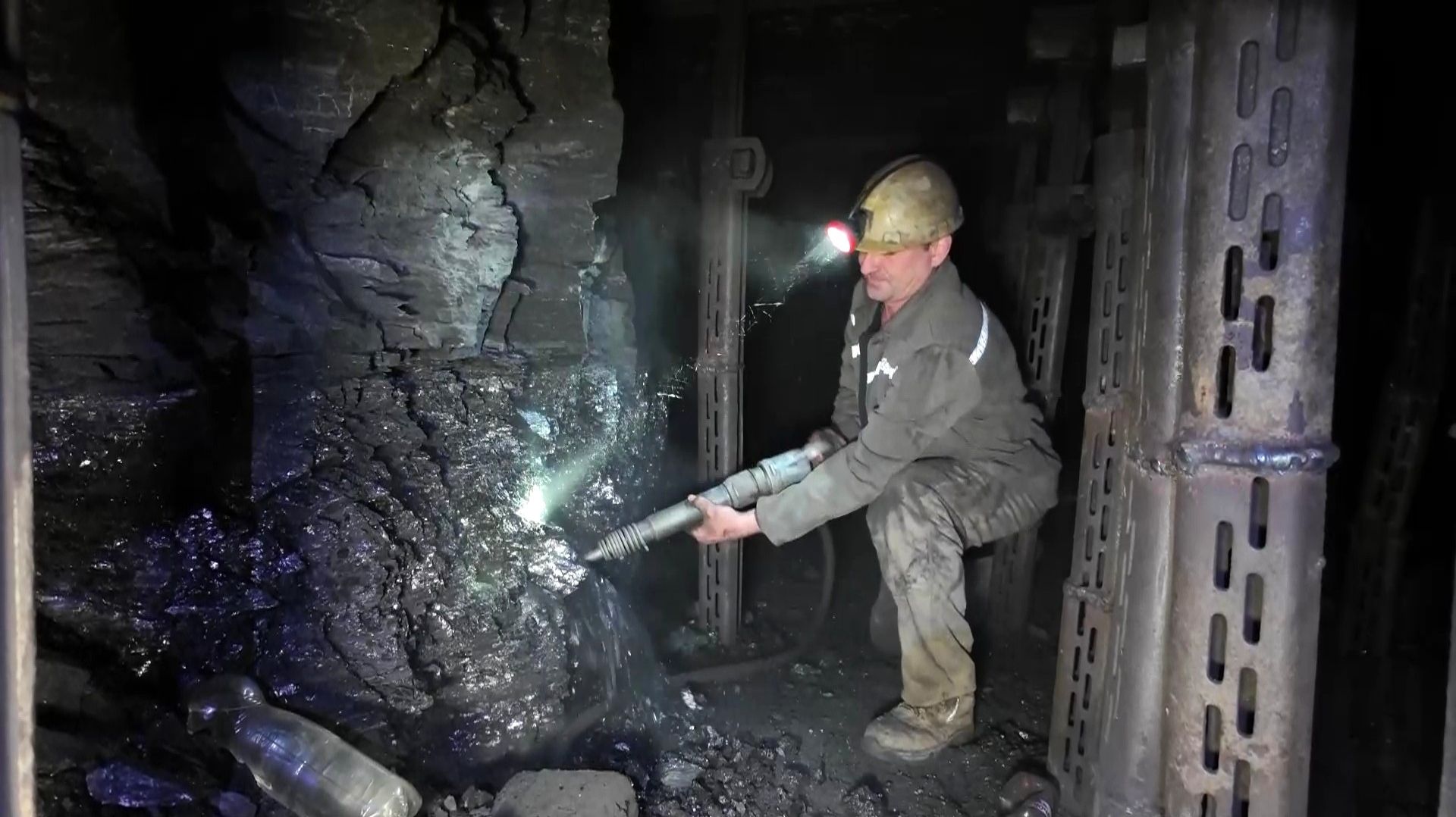 Полкилометра под землёй: корреспондент «Югры» спустился в шахту «Горняк-95» в Макеевке