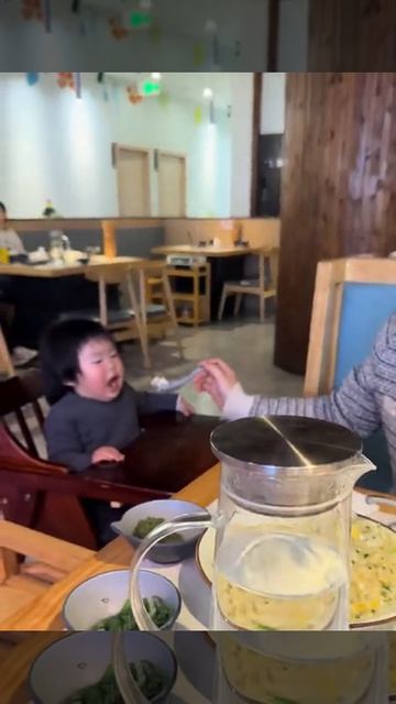 Летит, летит самолетик.