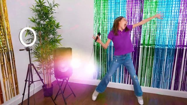 Настя принимает душ с конфет