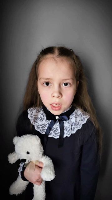 Оборванного мишку утешала