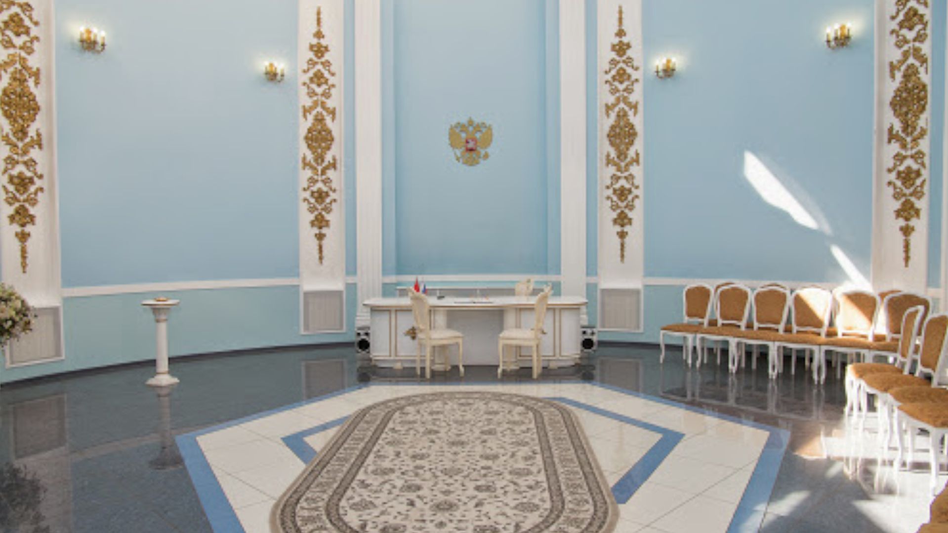 Одни, презрев в пустынном ЗАГСе