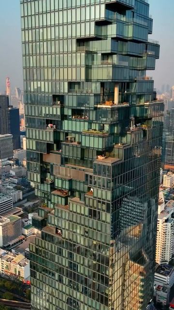 Маханакон (314 м) — современная 77-этажная башня и одна из самых высоких смотровых площадок Бангкока