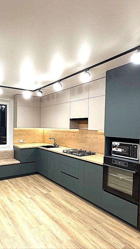 Сапфира - современная угловая кухня серо-белого цвета, под потолок без ручек на заказ в Москве