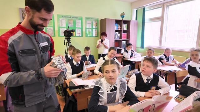 Сотрудники Лебединского ГОКа провели в школе  22 Старого Оскола необычный урок