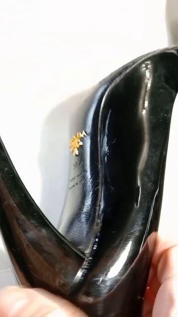 Туфли Prada  БУ из натуральной лакированной кожи черного цвета. Размер 385. Каблук высотой 11 см.