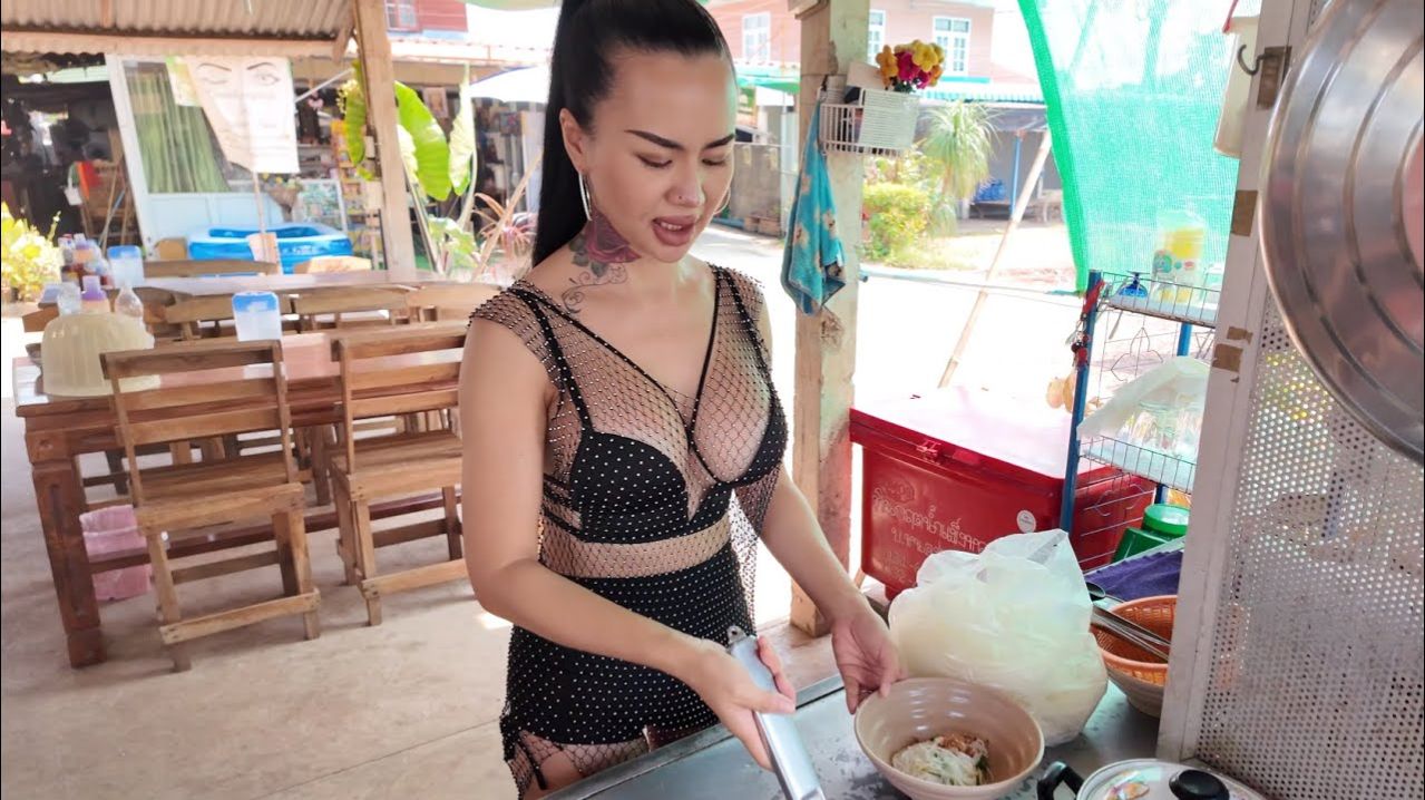 Свинина с лапшой в лодочке от Beautiful Thai Lady в Таиланде — тайская уличная еда