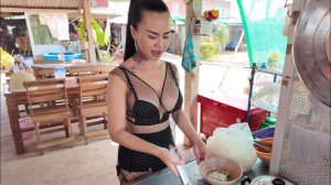 Свинина с лапшой в лодочке от Beautiful Thai Lady в Таиланде — тайская уличная еда