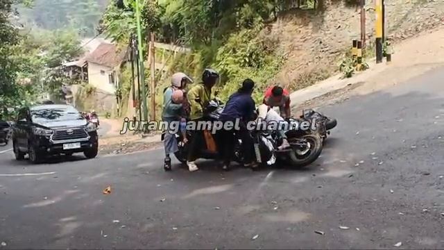 Опасная дорогаПадение на байках