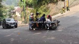 Опасная дорога😱Падение на байках