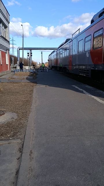 Электричка прибывает на станцию 