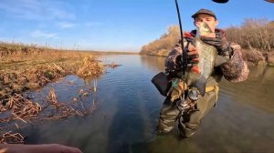 Это рыбалка мечты! Судаки монстры в ручье. Как ловить среди коряг?