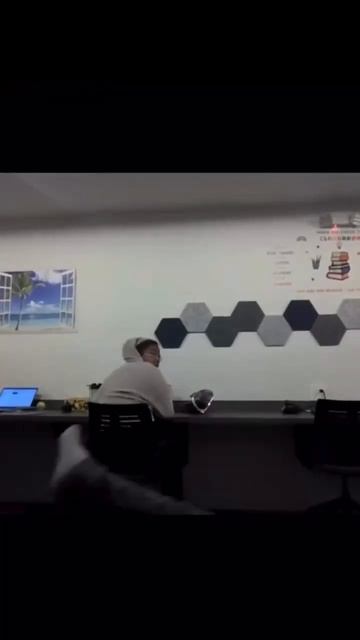 Нарезка, мужчина шаром для боулинга случайно попадает в экран, девушка падает, мужчина падает #мем