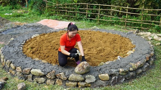 Выкапываю яму для фундамента и делаю фундамент из камня. Серия 57. Се