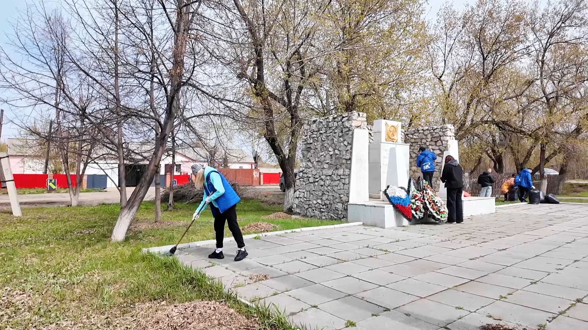 Волонтеры убрались на мемориальном комплексе