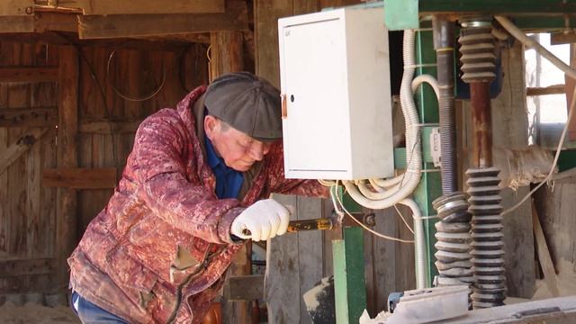 Василий Партушев из Кулущей сам управляет и фермой, и пилорамой