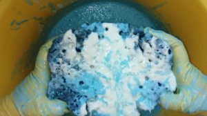 Черная пористая губка, синяя паста