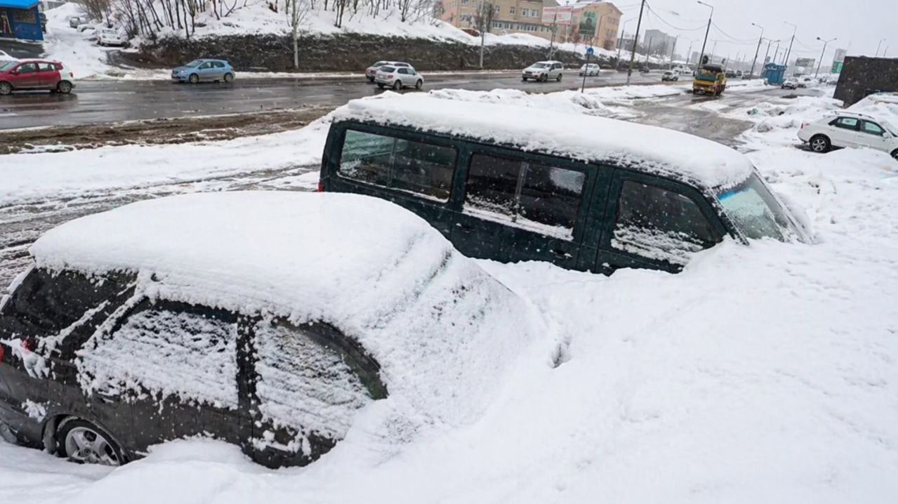 Нулевая видимость на дорогах, штормовое предупреждение и заморозки обрушились на российские регионы
