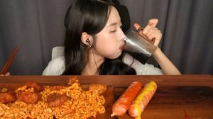 Кореянка ест колбаски😳 необычно. Мукбанг