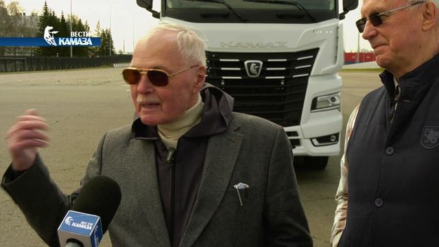 Самый известный дальнобойщик России Владимир Гостюхин прокатился на седельном тягаче КАМАЗ К5