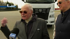Самый известный дальнобойщик России Владимир Гостюхин прокатился на седельном тягаче КАМАЗ К5