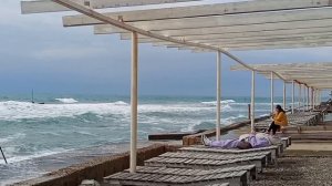 Море бушует.Изумруд морской волны.