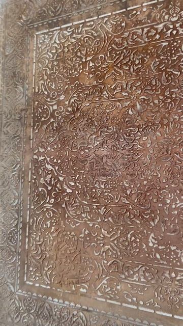 Акцентная стена с ковром из трафаретов и декоративной штукатурки. Процесс