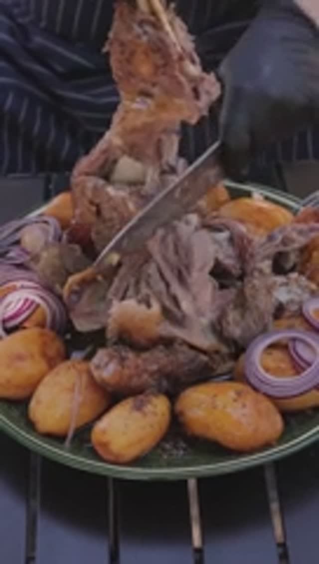 Баранья нога в казане.