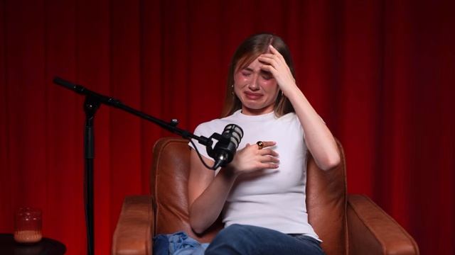 Момент из интервью Лиза Василенко девушка в белой футболке плачет вытирает слезы говорит жалко себя