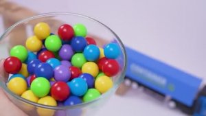 Мультики для детей. Яркие шарики скатываются в машинки. Увлекательное видео.