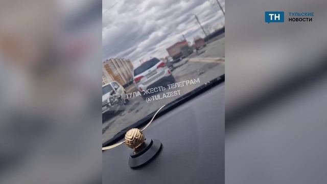 В Туле на Павшинском мосту столкнулись кроссоверы и газель