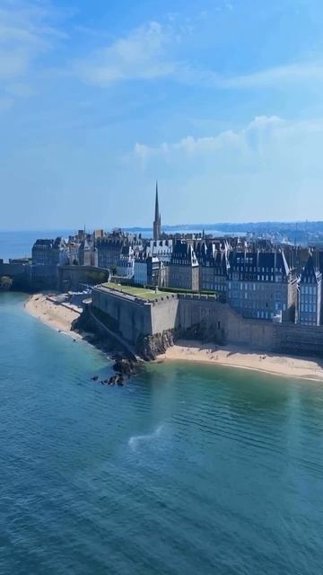 Сен-Мало — это крепость-призрак, вмурованная в гранит бретонского побережья.