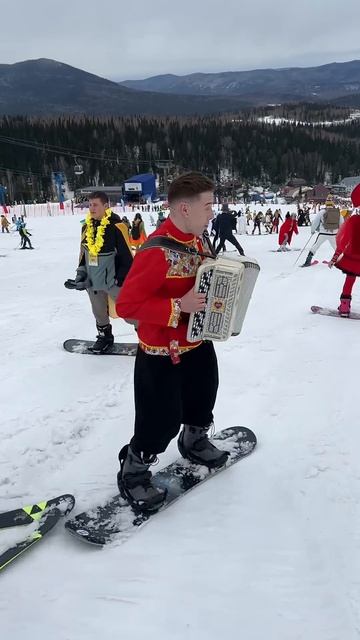 Баянист-сноубордист исполняет Калинку на спуске #грелкафест #баянистаюша #баянист #шерегеш