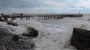Шторма которые разрушают набережную в Сочи Лоо