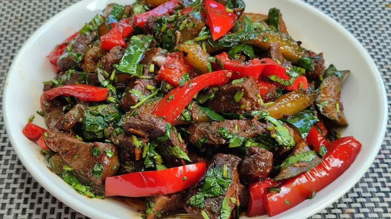 Действительно очень вкусный! КОРОЛЬ над всеми САЛАТАМИ из печени: Секрет в приготовление печени!