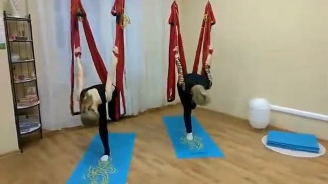 Кувырок в аеройоге