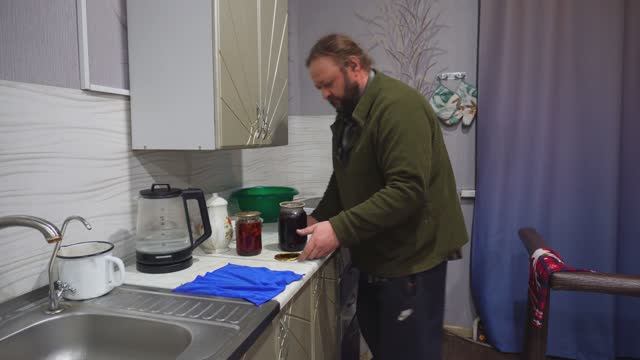 Достал запасы домашнего варенья Родители уехали по делам Строю теплицу ПОДВАЛ ИЛЬИЧА деревня и мы