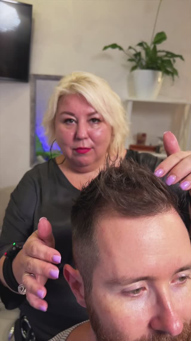 Парень обновил свою прическу