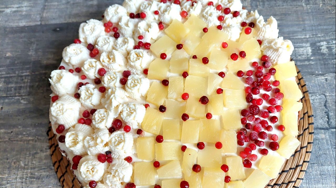 Бисквитный торт с ананасом и клубникой. Нежный, тающий во рту, с воздушным кремом.