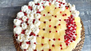 Бисквитный торт с ананасом и клубникой. Нежный, тающий во рту, с воздушным кремом.