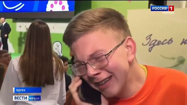 Мальчик разговаривает по телефону плачет говорит я выиграл мама