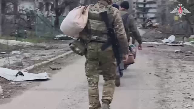 Военнослужащие группы войск «Центр» продолжают оказывать помощь мирным жителям Красноармейска.