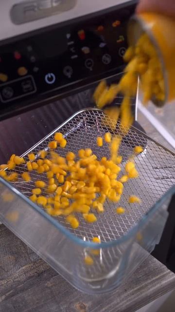 Салат с тунцом на кухонной станции RED COLORCOOK MC550W